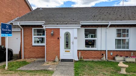 2 bedroom Mid Terrace Bungalow for sale