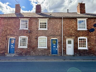 2 bedroom Mid Terrace House for sale