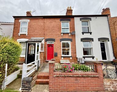 Middle Road, 2 bedroom Mid Terrace House for sale, £210,000