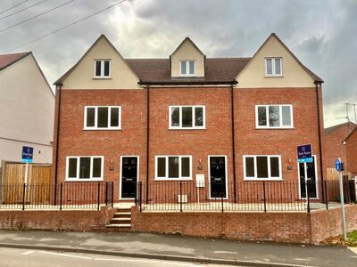 3 bedroom Mid Terrace House for sale