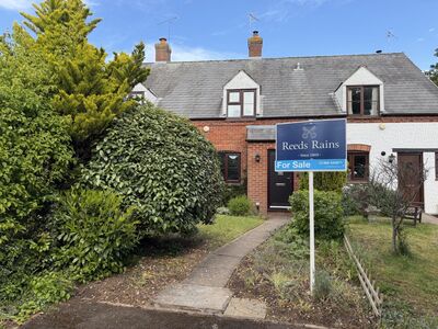 St. James Close, 2 bedroom Mid Terrace House for sale, &pound;275,000