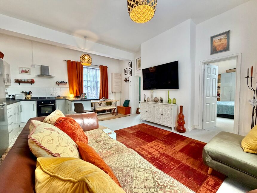 Main image of 2 bedroom Flat for sale, High Street, Evesham, Worcestershire, WR11