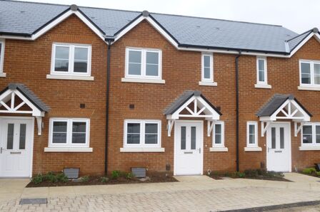 Westbrook Drive, 2 bedroom Mid Terrace House to rent, £1,350 pcm