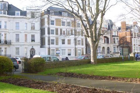 Trinity Crescent, 2 bedroom  Flat to rent, £1,000 pcm
