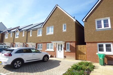 Foster Way, 2 bedroom Mid Terrace House to rent, £1,300 pcm