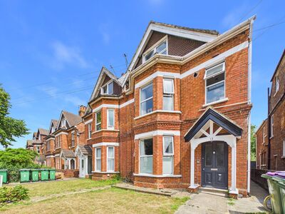 Beachborough Road, 2 bedroom Flat for sale, &pound;250,000