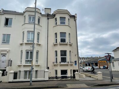Manor Road, 2 bedroom  Flat to rent, £900 pcm
