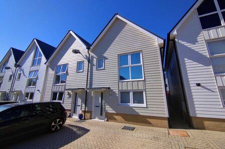 2 bedroom Semi Detached House to rent
