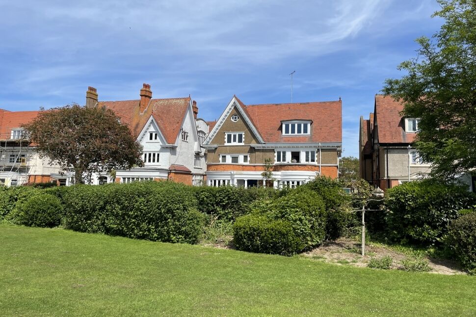 2 bedroom Flat to rent, Grimston Gardens, Folkestone, CT20 £1,200 pcm