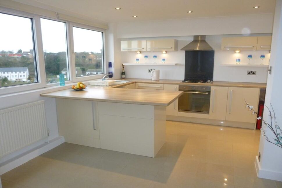 Open Plan Lounge / Kitchen