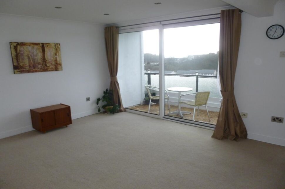 Open Plan Lounge / Kitchen