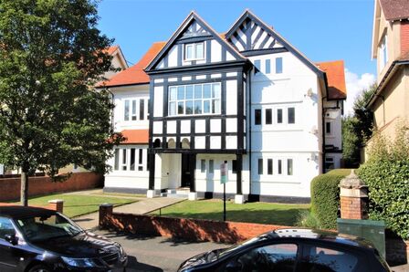 Grimston Avenue, 2 bedroom  Flat for sale, £275,000