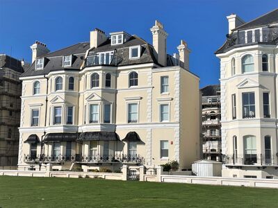 Clifton Crescent, 2 bedroom  Flat for sale, £350,000