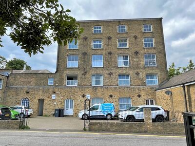 London Road, 1 bedroom Flat for sale, &pound;99,995