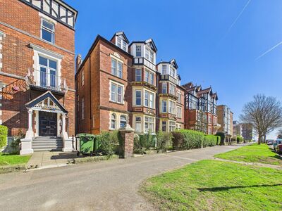 3 bedroom Flat for sale