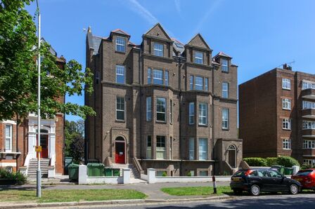 Earls Avenue, 2 bedroom  Flat for sale, £255,000