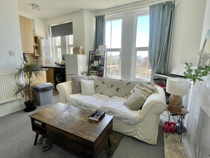 1 bedroom Flat for sale, East Cliff Gardens, Folkestone, CT19 £130,000
