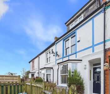 3 bedroom Mid Terrace House for sale