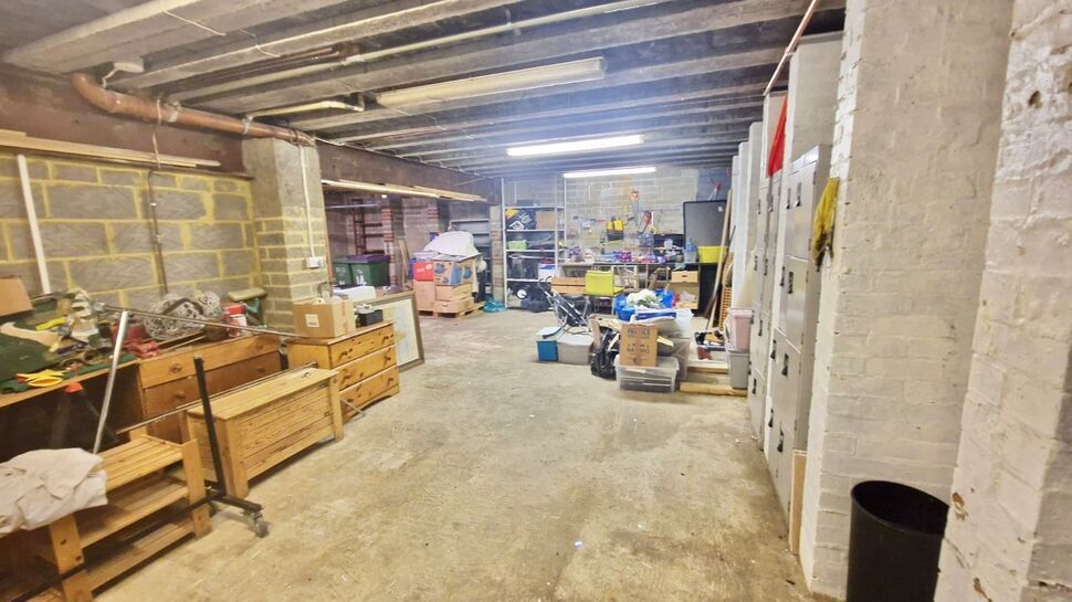 Garage & Parking