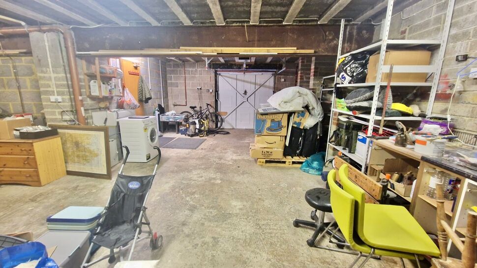 Garage & Parking