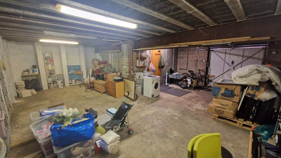 Garage & Parking