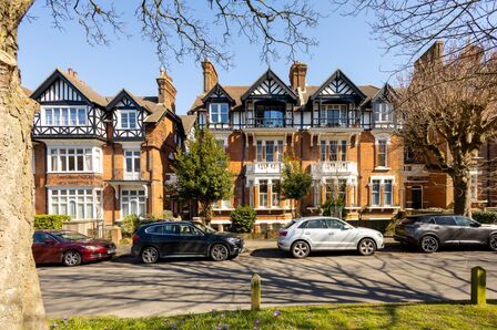 Castle Hill Avenue, 4 bedroom  Flat for sale, £375,000