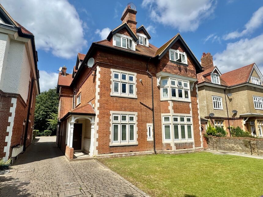 Main image of 2 bedroom  Flat for sale, Earls Avenue, Folkestone, Kent, CT20