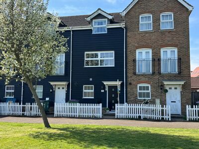 3 bedroom Mid Terrace House for sale