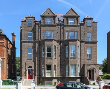 Earls Avenue, 2 bedroom  Flat for sale, £265,000