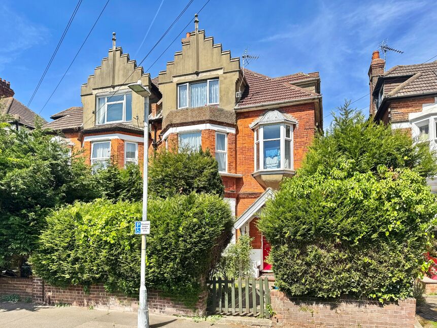 Main image of 1 bedroom Flat for sale, Kingsnorth Gardens, Folkestone, Kent, CT20