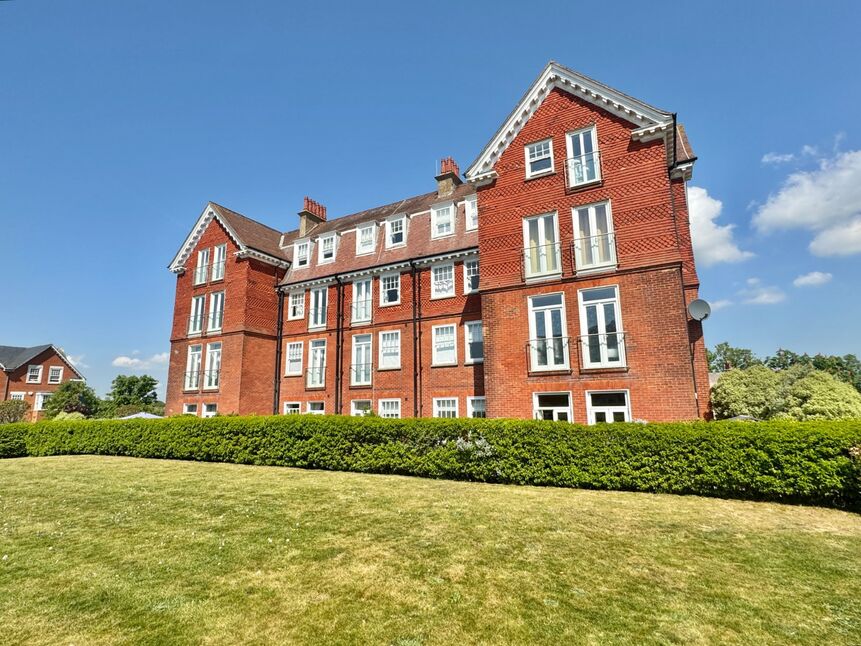 Main image of 2 bedroom Flat for sale, Eversley Park, Folkestone, Kent, CT20