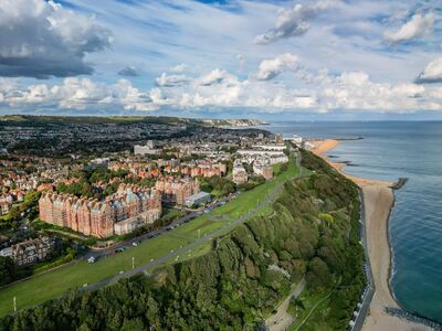 The Leas, 2 bedroom  Flat for sale, £250,000