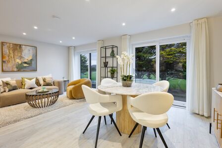 South Road, 2 bedroom  Flat for sale, £325,000