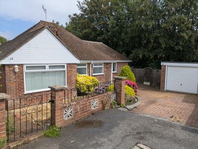 Brook Close, 3 bedroom Detached Bungalow to rent, £1,950 pcm