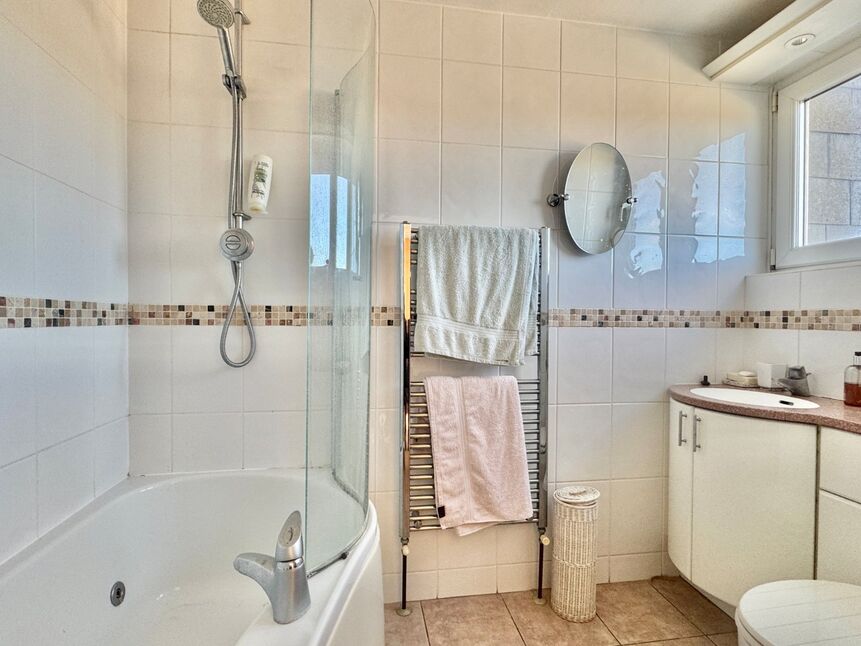 En-Suite Bathroom