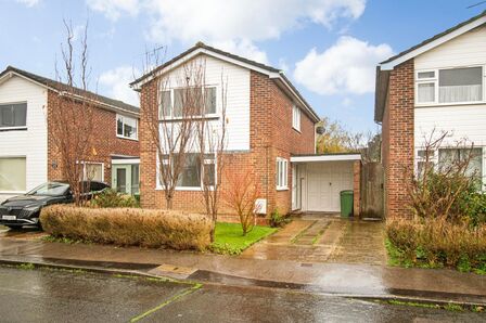 Kingfisher Avenue, 3 bedroom Detached House to rent, £1,700 pcm