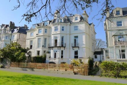 Augusta Gardens, 2 bedroom Flat for sale, &pound;325,000