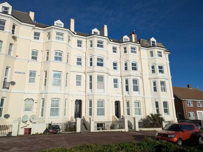 Priory Gardens, 1 bedroom Flat to rent, &pound;875 pcm