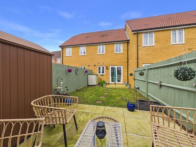 Hagger Drive, 2 bedroom Mid Terrace House for sale, &pound;270,000