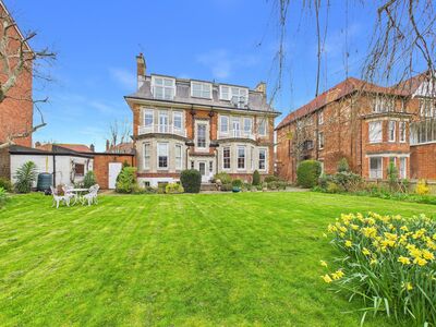 3 bedroom Flat for sale