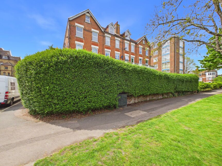 Main image of 3 bedroom Flat for sale, Earls Avenue, Folkestone, Kent, CT20