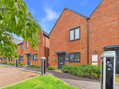 Arras Close, 2 bedroom End Terrace House for sale, &pound;310,000