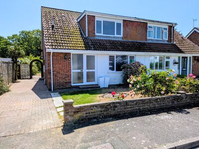 Cedar Crescent, 3 bedroom Semi Detached House to rent, &pound;1,400 pcm