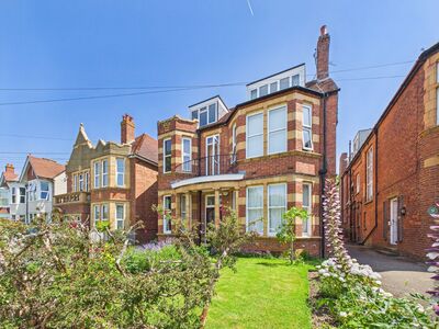 3 bedroom Flat for sale