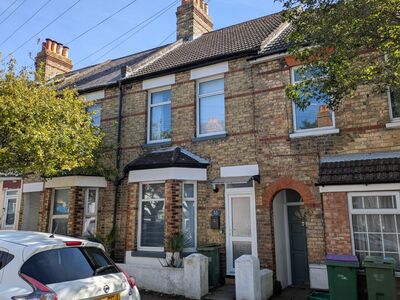 3 bedroom Mid Terrace House to rent