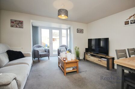Crompton Close, 3 bedroom Mid Terrace House for sale, &pound;200,000