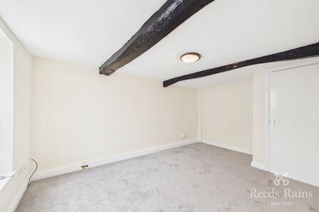 High Street, 1 bedroom Flat to rent, &pound;800 pcm