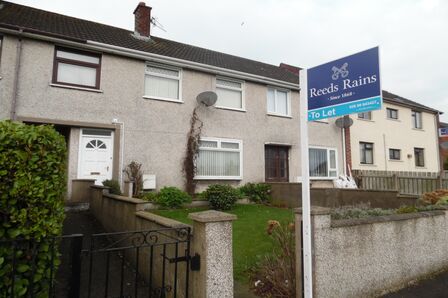 East Way, 3 bedroom Mid Terrace House to rent, £750 pcm