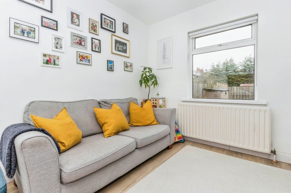 3 bedroom Mid Terrace House for sale, Chesham Park, Belfast, BT6 £149,950