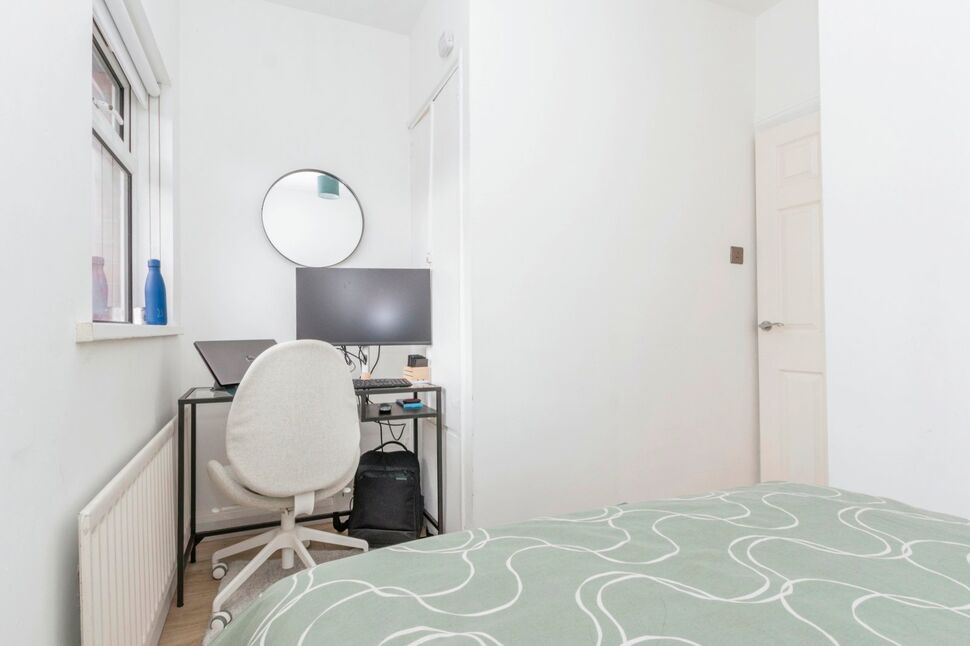 3 bedroom Mid Terrace House for sale, Chesham Park, Belfast, BT6 £149,950